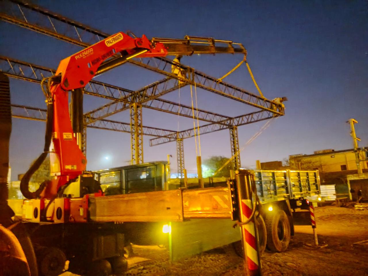 Hidrogrúa GeoLift montando estructura metálica al atardecer