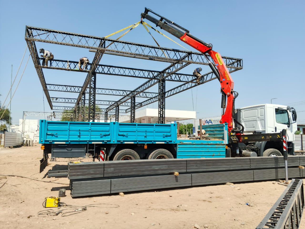 Perfiles metálicos trasladados a obra y montaje de estructura con hidrogrúa GeoLift