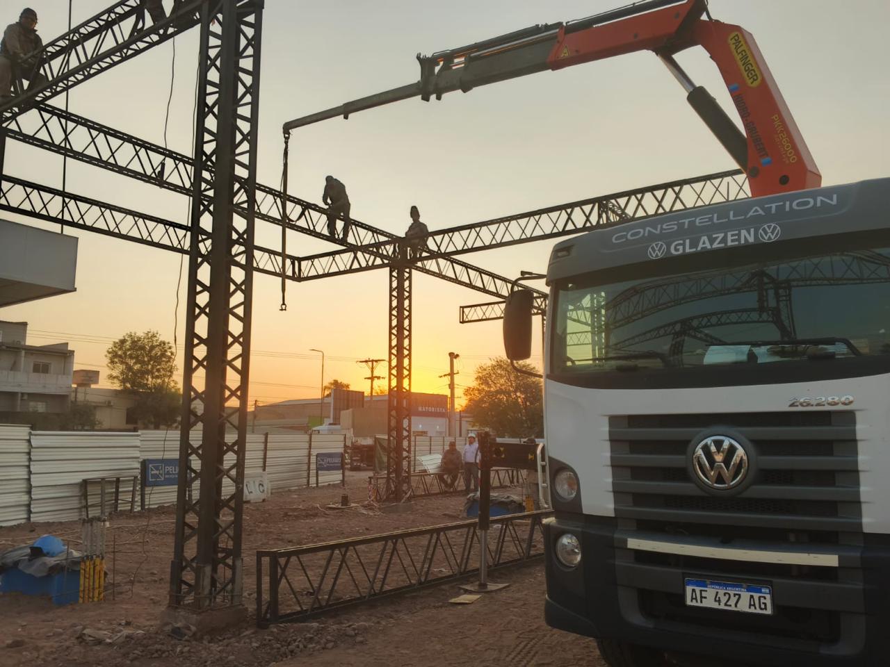 Hidrogrúa GeoLift montando estructura metálica al atardecer