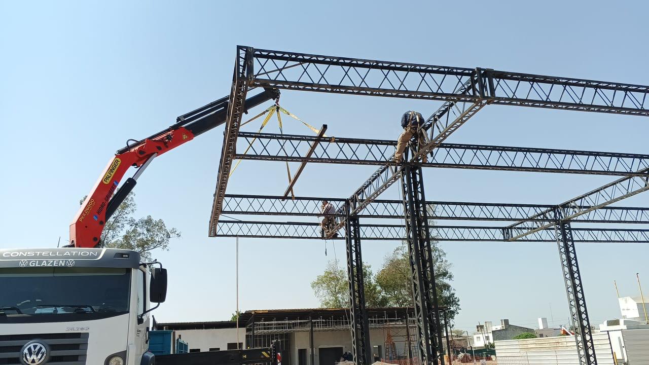 Operadores GeoLift montando estructura metálica con hidrogrúa Palfinger