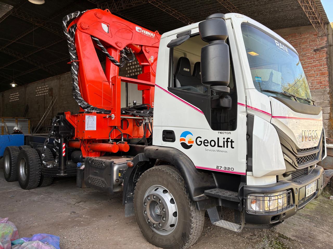 Hidrogrúa Ferioli montada en camión IVECO Tector 27-320 GeoLift