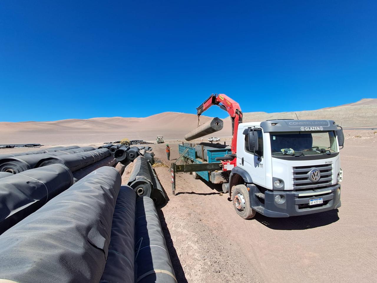 Hidrogrúa GeoLift cargando geomembranas en la Puna