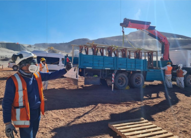 Hidrogrúa GeoLift izando estructura para Mansfield Minera